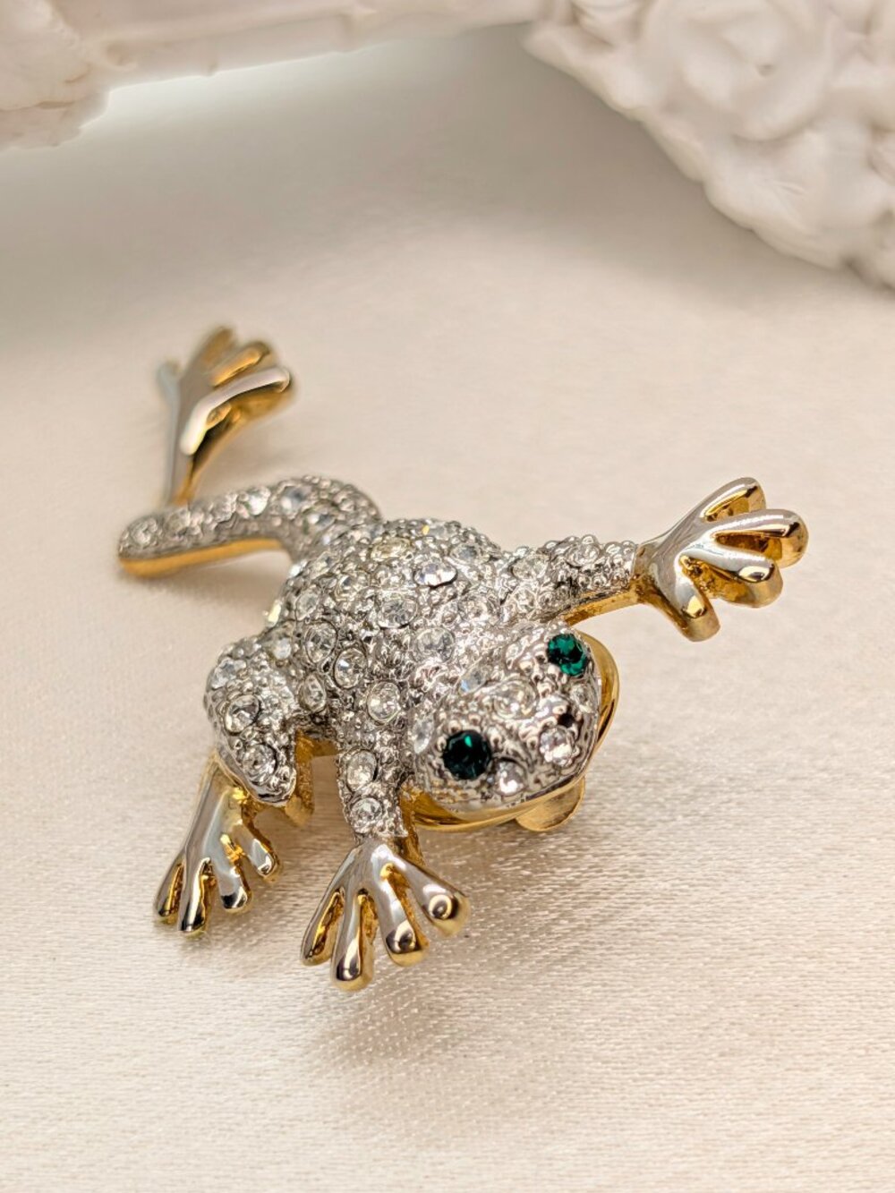 NEW Frog Put'em Pin - Picture 2 of 5
